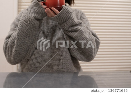 ダイニングテーブルでコーヒーを飲む女性 ダイニングテーブルでコーヒーを飲む女性 136771653