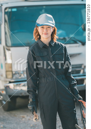 女性トラック整備士 女性トラック整備士 136771810