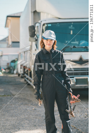 女性トラック整備士 136771811