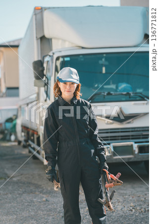 女性トラック整備士 136771812