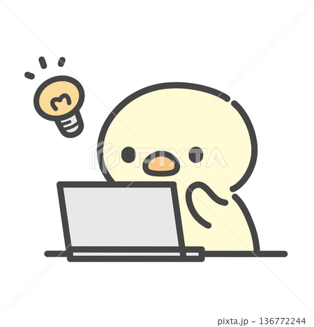 ノートパソコンでアイデアをひらめくひよこの手書きイラスト 136772244