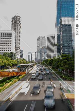 ジャカルタ中心部の交通渋滞と高層オフィス群/インドネシア首都の都市経済と通勤風景 ジャカルタ中心部の交通渋滞と高層オフィス群/インドネシア首都の都市経済と通勤風景 136772401
