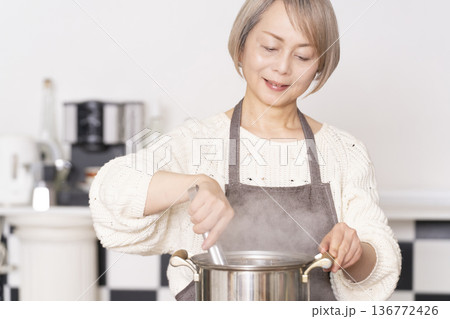 キッチンでパスタを茹でるシニア女性 136772426