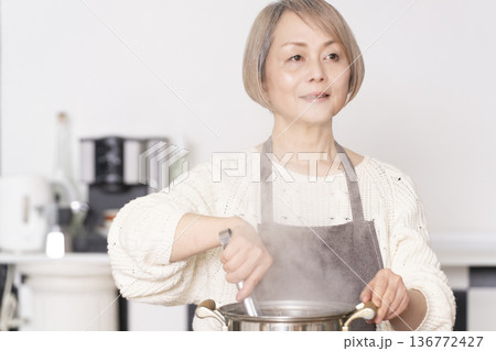 キッチンでパスタを茹でるシニア女性 136772427