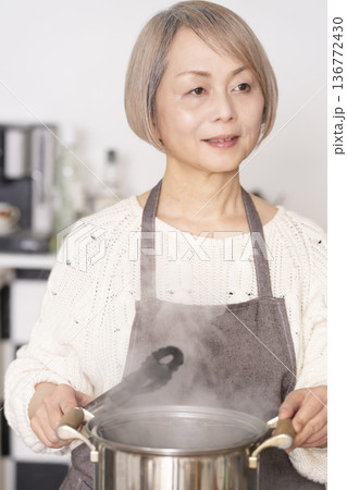 キッチンでパスタを茹でるシニア女性 136772430