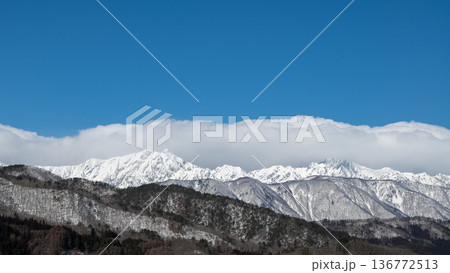 北アルプスの稜線にかかる雪雲　長野県 136772513
