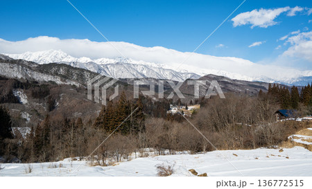 北アルプスの稜線にかかる雪雲　長野県 136772515