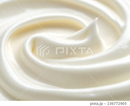 白いクリームのテクスチャ素材（潤い、滑らかな、保湿のイメージカット） 136772905