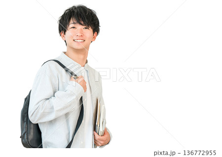 教科書,本を持つ学生,大学生（進学,受験,キャンパスライフ） 136772955