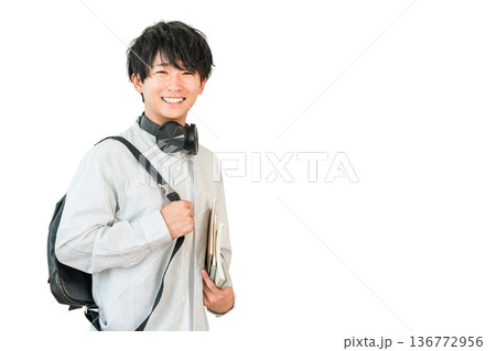 教科書,本を持つ学生,大学生の男性（進学,受験,キャンパスライフ） 136772956