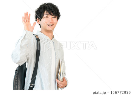 手を振る笑顔のアジア人大学生,学生（挨拶,キャンパスライフ） 136772959
