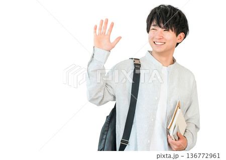 手を振る笑顔のアジア人大学生,学生（挨拶,キャンパスライフ） 136772961