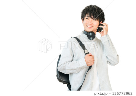 通学中にヘッドホンで音楽を聴く学生,大学生の男性(進学,受験,キャンパスライフ) 通学中にヘッドホンで音楽を聴く学生,大学生の男性(進学,受験,キャンパスライフ) 136772962