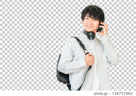 通学中にヘッドホンで音楽を聴く学生,大学生の男性(進学,受験,キャンパスライフ) 通学中にヘッドホンで音楽を聴く学生,大学生の男性(進学,受験,キャンパスライフ) 136772962