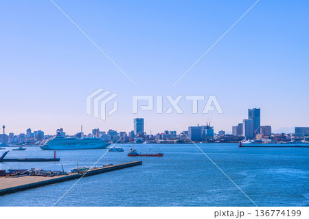 日本の横浜都市景観珍景＆新風景。入港した飛鳥Ⅱや横浜関内タワー、横浜マリーンタワーなどを望む 136774199