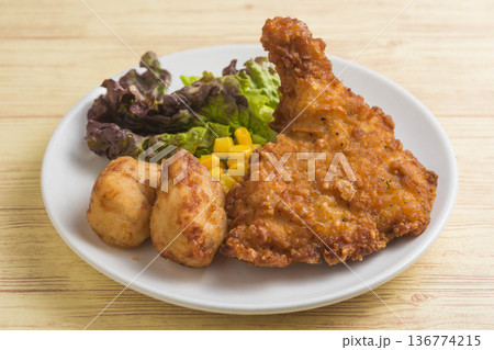 チキンレッグのジューシー唐揚げ チキンレッグのジューシー唐揚げ 136774215