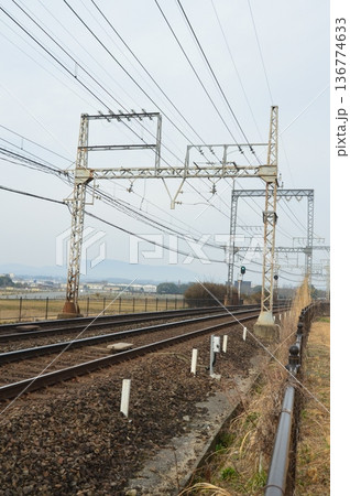 近鉄奈良線の線路(大和西大寺駅⇄新大宮駅 間/奈良県奈良市) 近鉄奈良線の線路(大和西大寺駅⇄新大宮駅 間/奈良県奈良市) 136774633