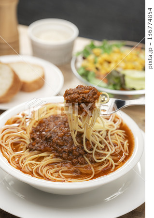 フォークで持ち上げたミートソースのスープパスタ 136774854