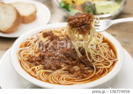 ミートソースのスープパスタをフォークで持ち上げる瞬間 136774856