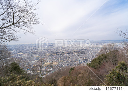 飯盛山の山頂展望台から見た景色(大阪府大東市) 飯盛山の山頂展望台から見た景色(大阪府大東市) 136775164