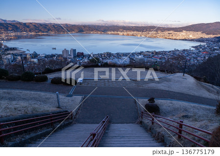《長野県》諏訪湖の夜明け・冬の風景 136775179