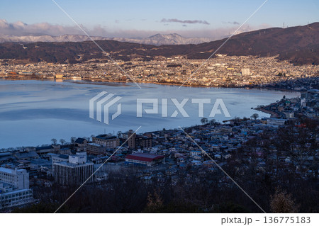 《長野県》諏訪湖の夜明け・冬の風景 136775183