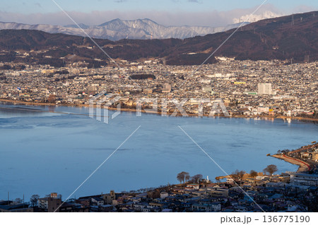 《長野県》諏訪湖の夜明け・冬の風景 136775190