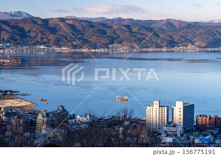 《長野県》諏訪湖の夜明け・冬の風景 136775191