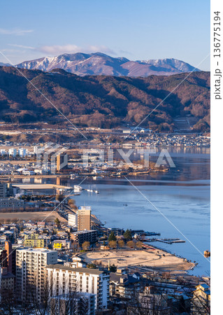 《長野県》諏訪湖の夜明け・冬の風景 136775194
