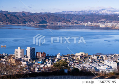 《長野県》諏訪湖の夜明け・冬の風景 136775195