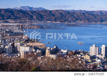 《長野県》諏訪湖の夜明け・冬の風景 《長野県》諏訪湖の夜明け・冬の風景 136775197
