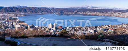 《長野県》諏訪湖の夜明け・冬の風景 《長野県》諏訪湖の夜明け・冬の風景 136775198