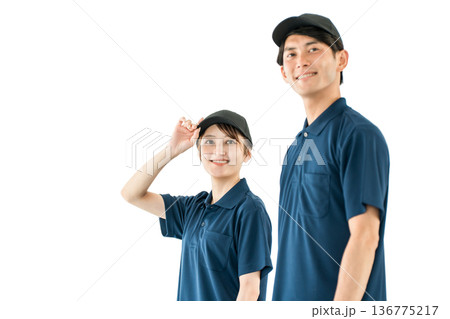 ポロシャツのユニフォーム姿の運送業,配達業の作業員,ドライバーの男女スタッフ 136775217