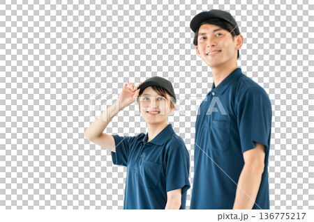 ポロシャツのユニフォーム姿の運送業,配達業の作業員,ドライバーの男女スタッフ 136775217