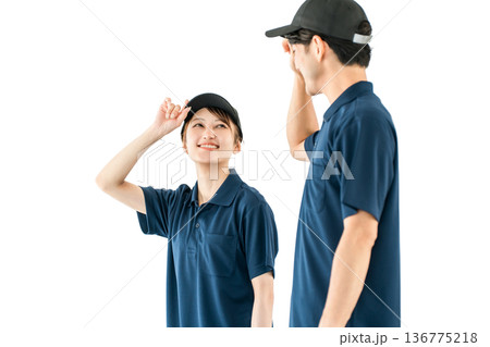 ポロシャツのユニフォーム姿の運送業,配達業の作業員,ドライバーの男女スタッフ 136775218