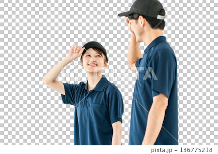 ポロシャツのユニフォーム姿の運送業,配達業の作業員,ドライバーの男女スタッフ 136775218