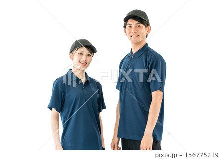 ポロシャツのユニフォーム姿の運送業,配達業の作業員,ドライバーの男女スタッフ 136775219