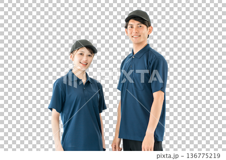 ポロシャツのユニフォーム姿の運送業,配達業の作業員,ドライバーの男女スタッフ 136775219