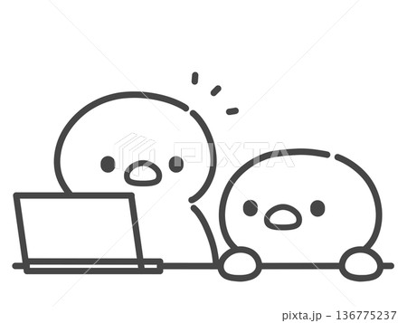 ノートパソコンで作業するひよこを横から見ているひよこの手書き線画イラスト 136775237