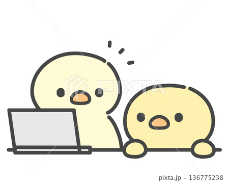 ノートパソコンで作業するひよこを横から見ているひよこの手書きイラスト 136775238