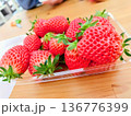 お皿に盛りつけられた真っ赤ないちご 136776399