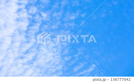 爽やかな青空と雲のシンプルな風景 爽やかな青空と雲のシンプルな風景 136777042