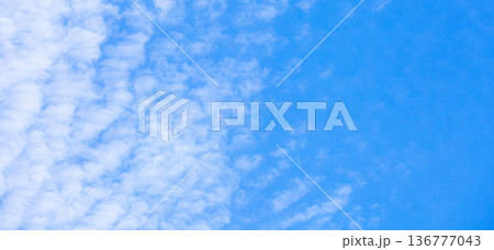 爽やかな青空と雲のシンプルな風景 136777043