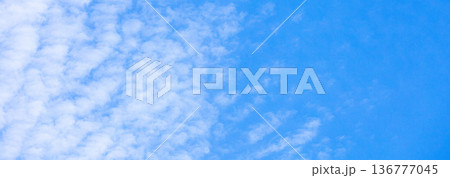 爽やかな青空と雲のシンプルな風景 爽やかな青空と雲のシンプルな風景 136777045