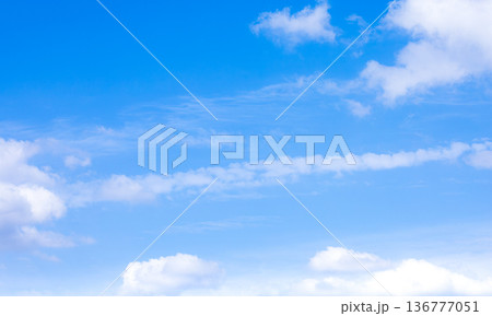 爽やかな青空と雲のシンプルな風景 爽やかな青空と雲のシンプルな風景 136777051