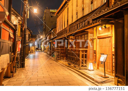 《京都府》祇園・夜の花見小路 136777151