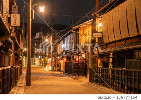 《京都府》祇園・夜の花見小路 136777154