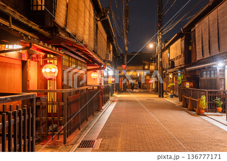 《京都府》祇園・夜の花見小路 136777171