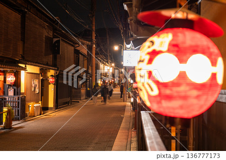 《京都府》祇園・夜の花見小路 136777173