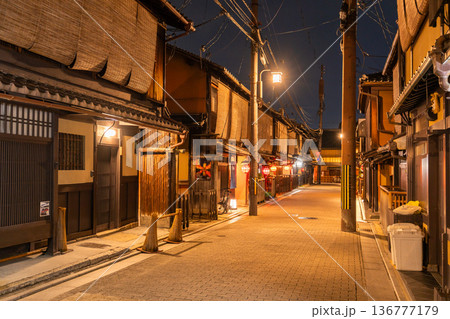 《京都府》祇園・夜の花見小路 《京都府》祇園・夜の花見小路 136777179